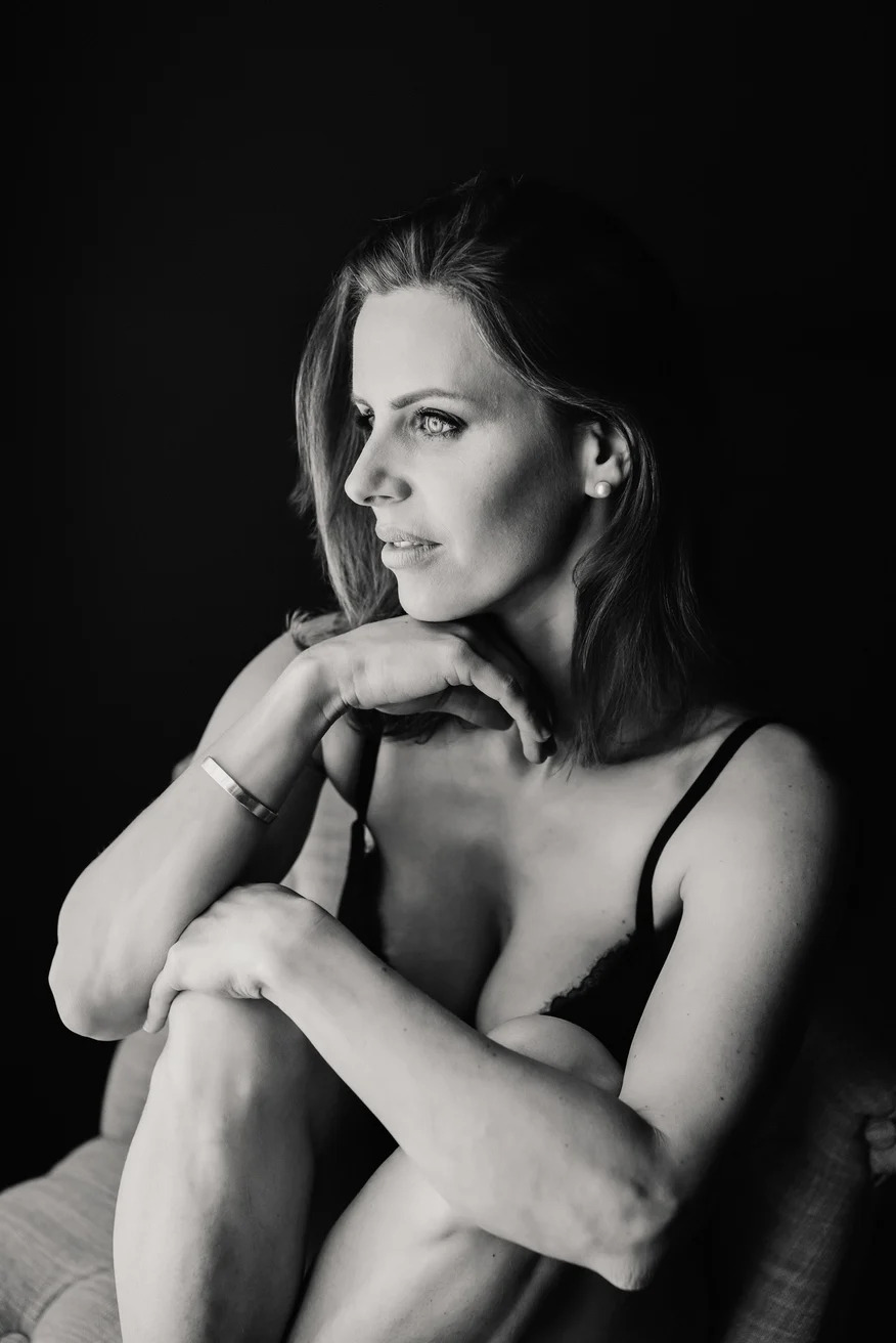 Portrait de femme en clair-obscur — séance boudoir